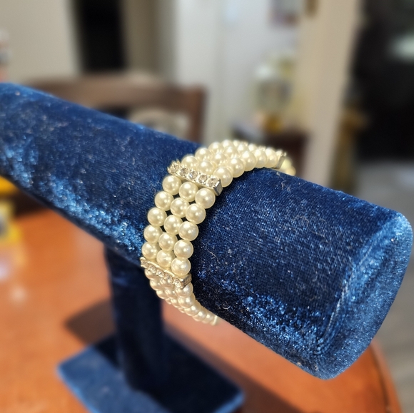 Faux Pearl Triple Strand Bracelet with Rhinestones New - Picture 5 of 6